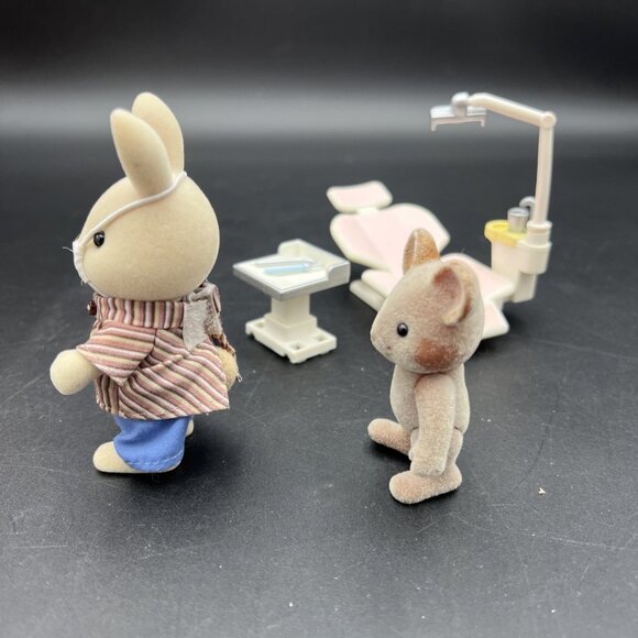 Sylvanian Families Calico Critters Country Dentist Bunny Rabbit Incomplete - Picture 4 of 15